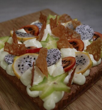 Pindakaastaart met tropisch fruit