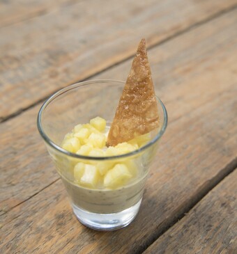 Parfait van maanzaad met granaatappel en ahornsiroopkleetskopjes