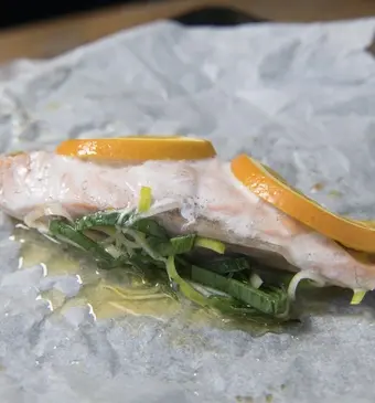 zalmpakketjes met prei en saffraan