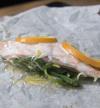 zalmpakketjes met prei en saffraan