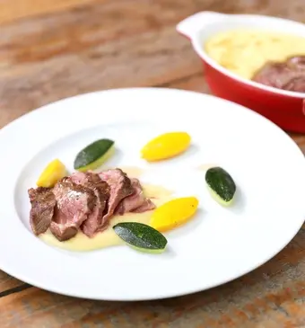 Gegrilde lamsfilet, gegrilde babycourgettes, aardappelpuree en citroentijmjus