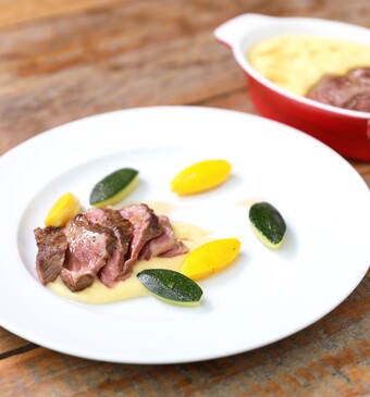 Gegrilde lamsfilet, gegrilde babycourgettes, aardappelpuree en citroentijmjus