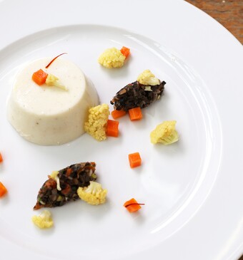 Bloemkool panna cotta, pickles en zwarte olijven