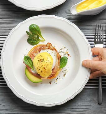 etiquette bord eggs benedict