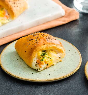 Brunchkrans met roerei, gerookte zalm, bieslook en graskaas