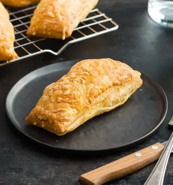 Homemade kaasbroodjes met tomatendip