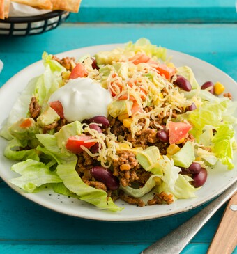 Mexicaanse salade met gehakt, bonen, avocado, homemade tortillachips en graskaas
