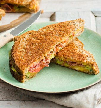Pantosti met bacon, avocado, tomaat en graskaas