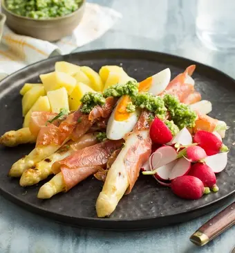 Asperges met ham en pesto van radijsblad
