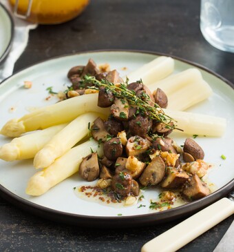 Geroosterde witte asperges met paddenstoelen, tijm en walnoten