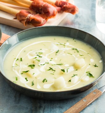 Witte-aspergesoep met hamstengels