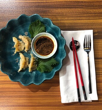 Gyoza met spitskool, gehakt, shiitake en shisoblad