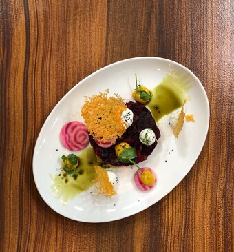 Vegetarische tartare van bieten met kaaskrokantje