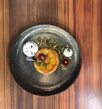 Tarte Tatin van ananas met kokoscrème en sherry