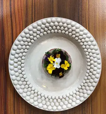 Steak tartare: ossenhaas, coquilles, boerenkool en artisjokkencrème