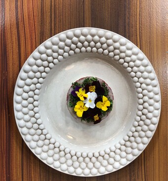 Steak tartare: ossenhaas, coquilles, boerenkool en artisjokkencrème