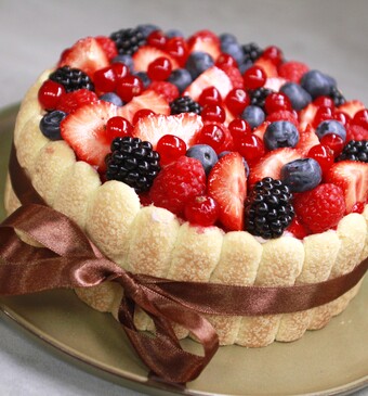 Charlotte Russe met rood fruit