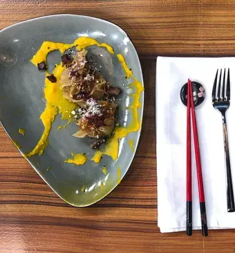 Gyoza met wagyu en kombuchaenenoki paddestoelen