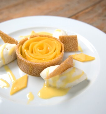 Roos van mango met sesamnougatine en mangosaus