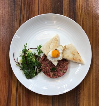 Steak tartare: bavette met gebakken kwartelei