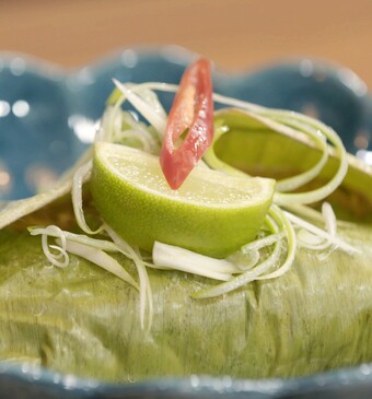 Ikan pepesan met rijst in bananenblad gestoomd