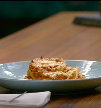 Lasagne met aubergine, bolognaisesaus en mozzarella