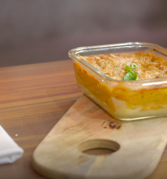 Lasagne met zalm, zongedroogde tomaten en pijnboompitten