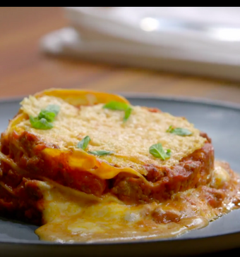 Lasagne met een Parmezaankoekje, bolognaisesaus en mozzarella