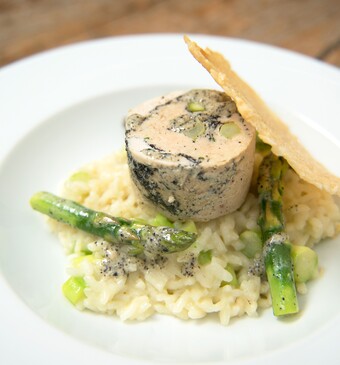 Rouleau van scharrelkip, risotto, Parmezaankletskop en lichte truffeljus