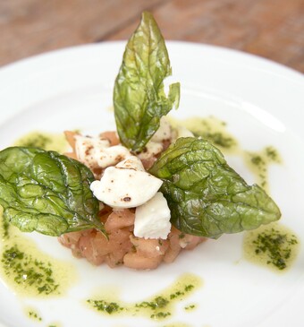 Rouleau van scharrelkip, risotto, Parmezaankletskop en lichte truffeljus