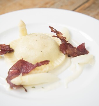 Ravioli met ei en asperges, aspergebechamel en lamsham