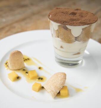 tiramisu met mango en passievruchtenkaramelsaus