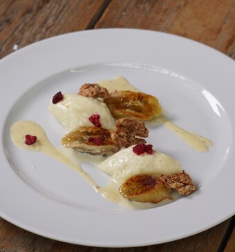 Witte chocolademousse met walnotencrunch en gekarameliseerde banaan