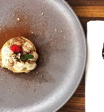 Millefoglie van filodeeg, chocolade, tiramisucrème en framboos