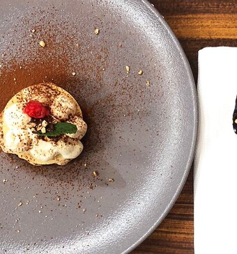 Millefoglie van filodeeg, chocolade, tiramisucrème en framboos