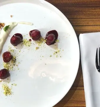Millefoglie met vanillecrème, karamel, pistache & frambozen