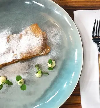 Millefoglie van gefrituurd pastadeeg, mascarpone & bloedsinaasappel 