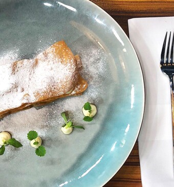 Millefoglie van gefrituurd pastadeeg, mascarpone & bloedsinaasappel 