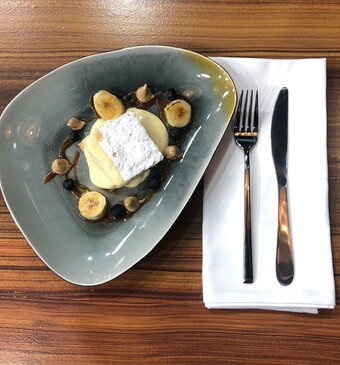 Millefoglie met karamel, tiramisu crème & blauwe bessen