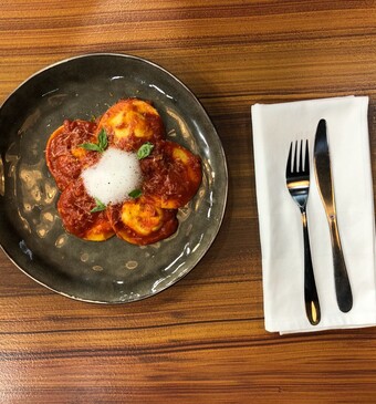 Ravioli met ricotta, sinaasappel, nootmuskaat en tomatensaus