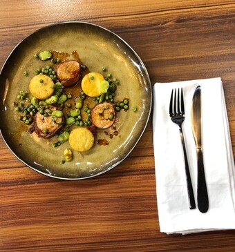 Saltimbocca met kipfilet, Marsalasaus, tuinbonen en polenta