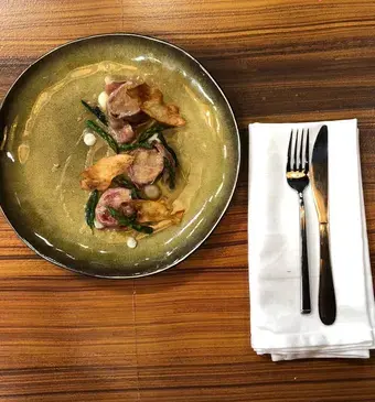 Saltimbocca met kalfshaas, bloemkoolcrème en aspergetips
