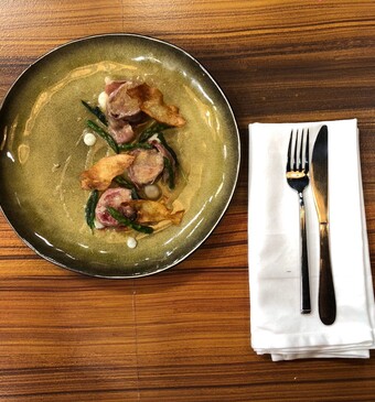 Saltimbocca met kalfshaas, bloemkoolcrème en aspergetips