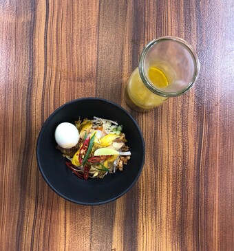 Soto ayam met witte kool, kokos en glasnoedels