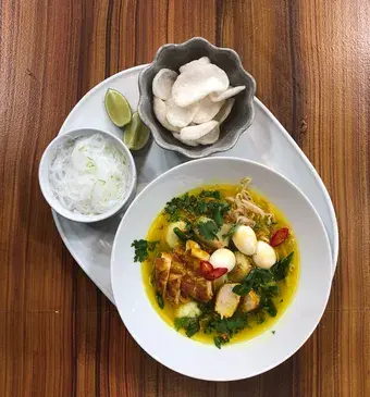 Soto ayam met krokante kip en kwarteleitjes
