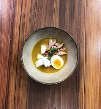 soto ayam met kokos, lontong en sambal