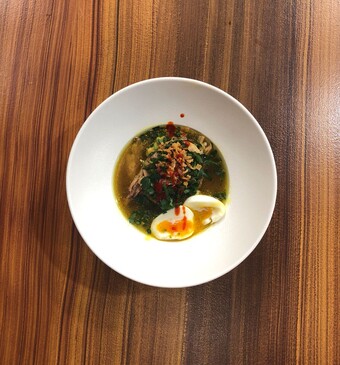 Soto ayam met ketjap asin, lontong, taugé en sriracha