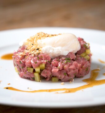 Steak tartaar met sesamkruim en zacht gepocheerd ei