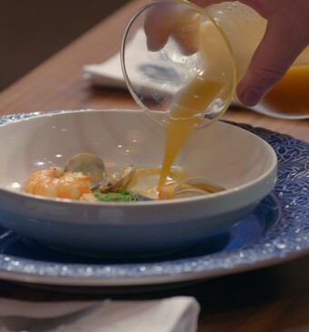 Bouillabaisse met zeebaars, kokkels en gamba's