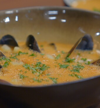 Bouillabaisse met kreeft, mosselen en kokkels
